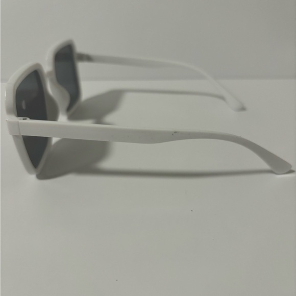 Chic White Square Sunglasses - Picture 3 of 4